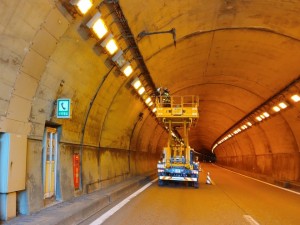 関越自動車道　六日町トンネル　照明更新工事